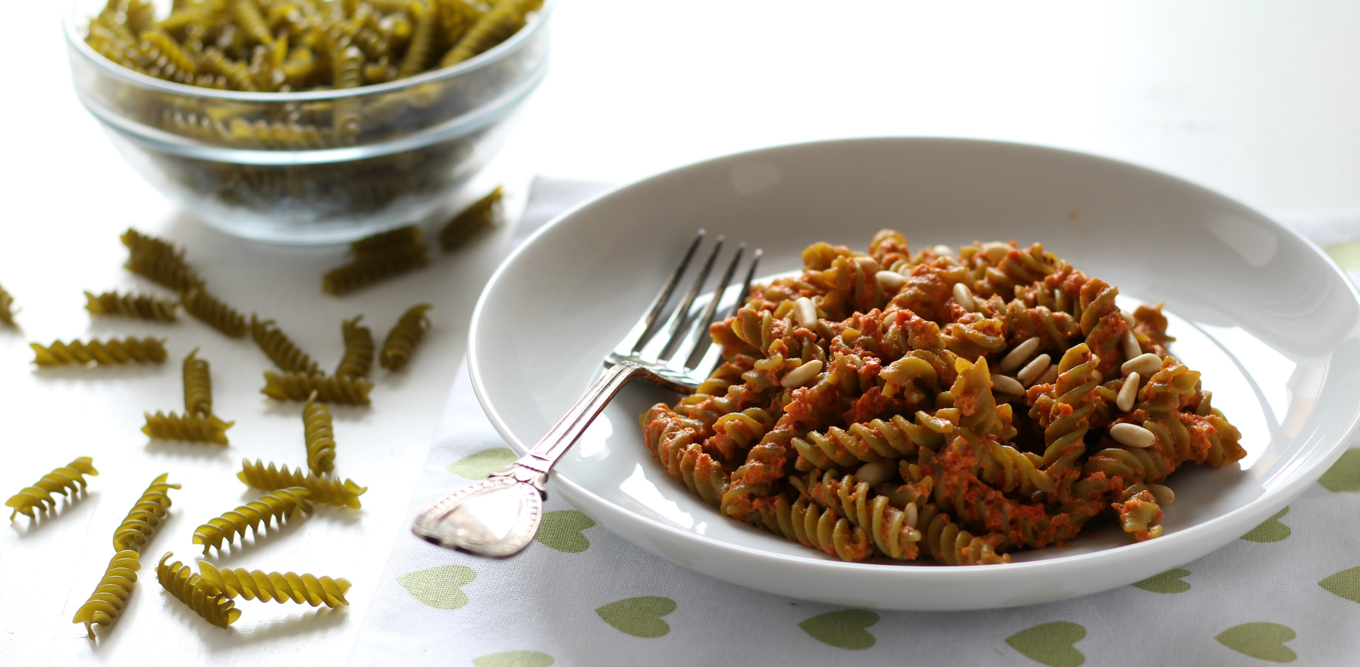 Pasta di piselli al pesto piccante di pomodori secchi e pinoli Combiyou